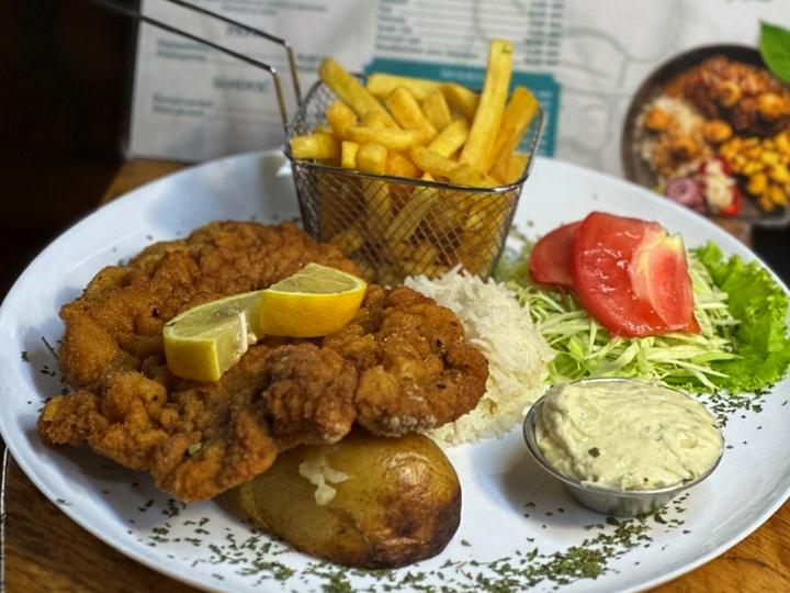 Vienna schnitzel with sides / Bečka šnicla sa prilozima