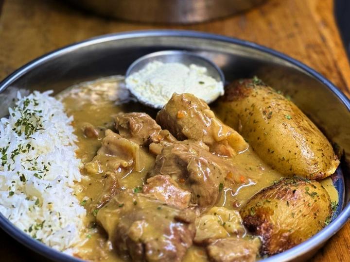 Meat in sauce with rice / Meso u sosu sa pirinčem