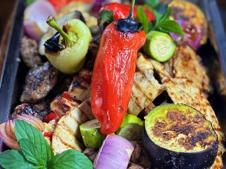 Grilled vegetables & meat / Pečeno povrće i meso