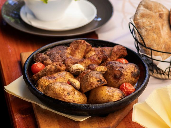 Chicken with potatoes / Piletina sa krompirom