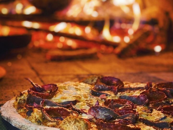 Wood-fired pizza / Pizza iz peći